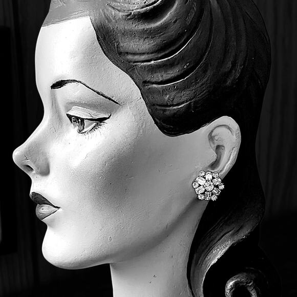 Vintage 50s WEISS Snowflake Clear Rhinestone Earrings Clip Back Prong Set Signed - Picture 6 of 9